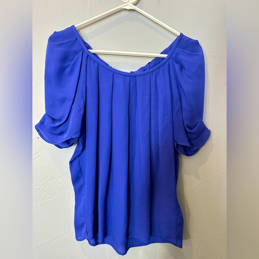 Joie beautiful blue blouse, perfect tie detail on the back. Size small